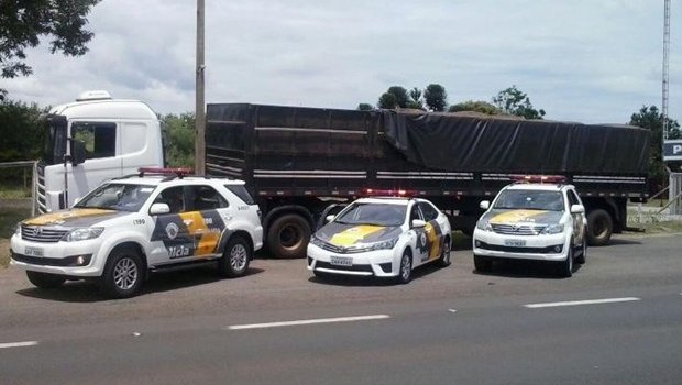 Caminhoneiro é flagrado com tijolos de pasta base de cocaína em Avaré