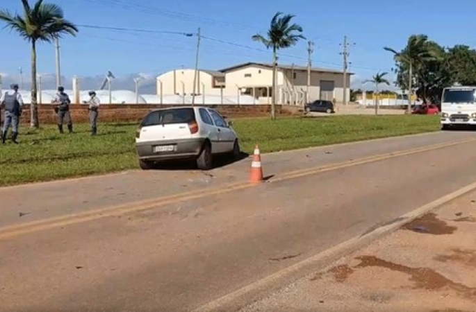 Motorista de carro morre em acidente com caminhão no interior de SP