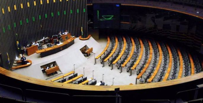 Em mês de recesso, deputados contratam 124 assessores