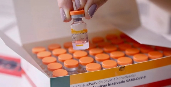 Vacinados com Coronavac podem precisar de 4ª dose, sugere estudo