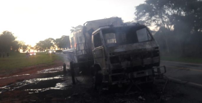 Caminhão fica destruído após pegar fogo em rodovia de Itaberá