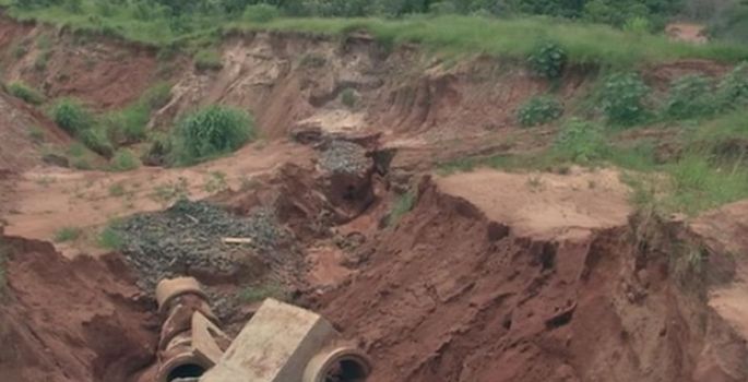 Cratera aberta em bairro de Avaré  “engole” ruas e preocupa moradores