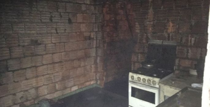 Bombeiros apagam incêndio que destruiu cômodos de casa em Avaré