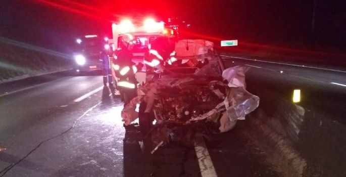 Carro fica destruído em acidente com feridos em Santa Cruz do Rio Pardo