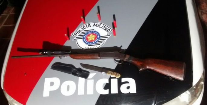 Polícia flagra homem com espingarda