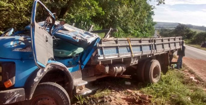 Caminhão carregado com tijolos tomba em rodovia de Itaí