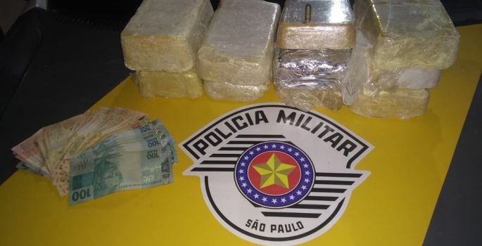 Dupla é presa com tabletes de drogas escondidos em assoalho de veículo na Rodovia Castello Branco