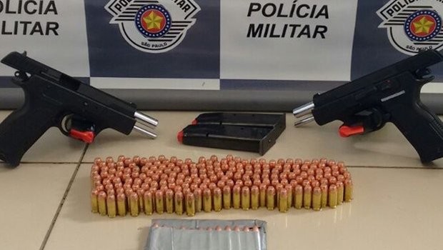 Jovem é presa com armas turcas em ônibus na Castello Branco em Avaré