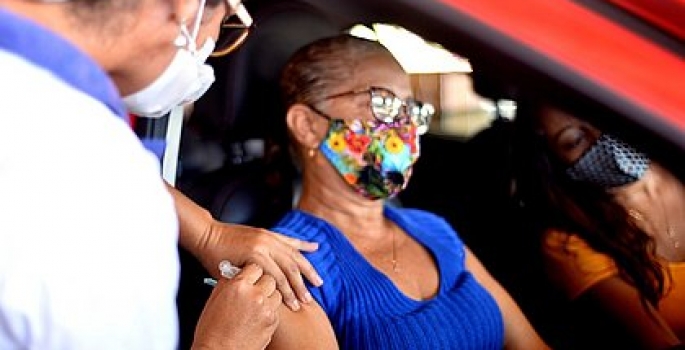 Terceira dose da vacina deve começar por idosos e profissionais de saúde, diz ministro
