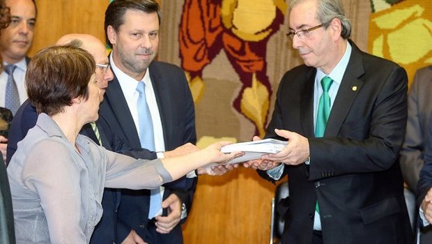 Cunha recebe principal pedido de impeachment contra Dilma Rousseff