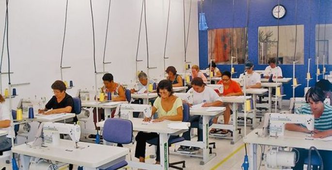 Senai está com inscrições abertas para curso gratuito de Costureiro Industrial do Vestuário