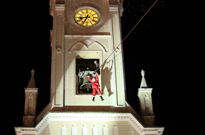 Papai Noel desce de tirolesa e anuncia chegada do Natal