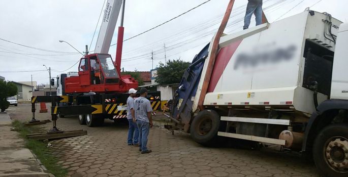 Caminhão de coleta de lixo fica preso após buraco “engolir” roda em avenida de Avaré