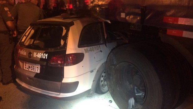 Criminosos com fuzil rendem PMs e roubam viatura em SP