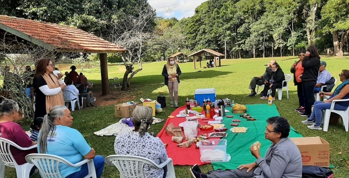 Idosos celebram Dia das Mães com piquenique no Horto