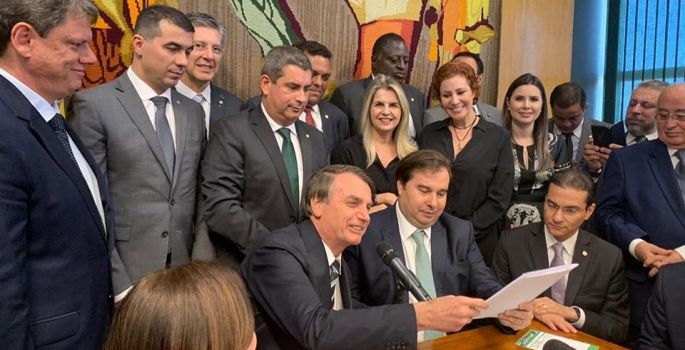 Bolsonaro entrega à Câmara projeto para alterar CNH
