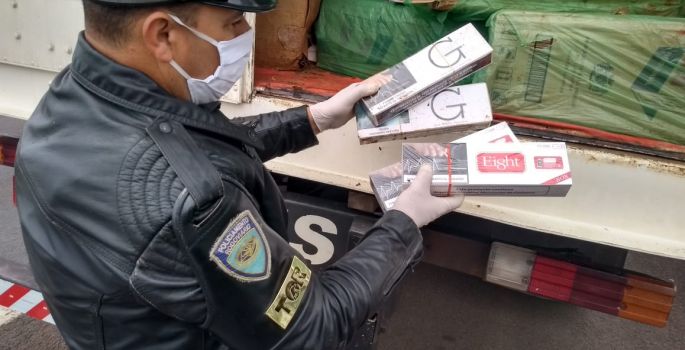 TOR apreende caminhão e apreende cigarros contrabandeados em Avaré