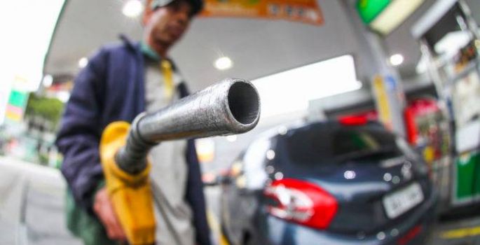 Nova gasolina se torna obrigatória em agosto e deve ser mais cara