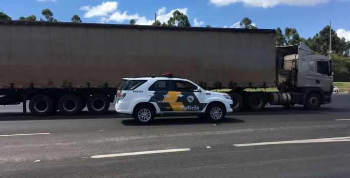 POLÍCIA RODOVIÁRIA APREENDE CIGARROS CONTRABANDEADOS