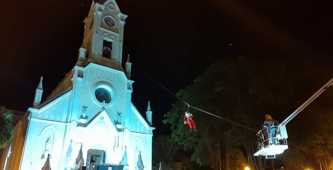 Descida do Papai Noel de tirolesa anuncia chegada do Natal