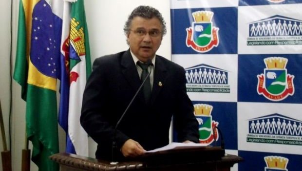 Denílson questiona pagamentos de horas-extras