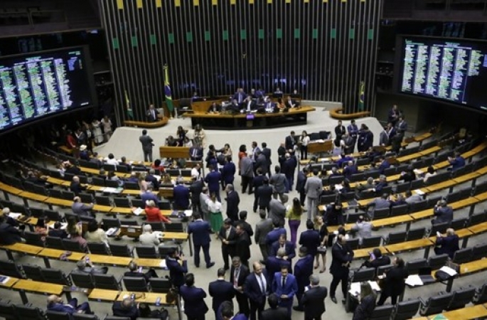 Ampliação do número de deputados desafia vontade popular