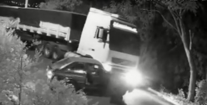 Jovem com bebê no colo fica ferida após tentar sair de carro atingido por caminhão em Ourinhos