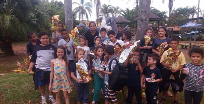 Unimed Avaré doa chocolate para a festa de Páscoa das crianças do Nocaija