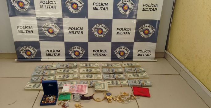 Avaré: Dupla é presa ao tentar subornar policiais, após ser flagrada com mais de 200 mil dólares