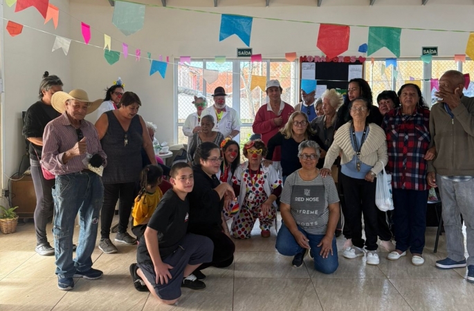 Moradores da Vila Dignidade recebem visita da Associação Doutorlhaços