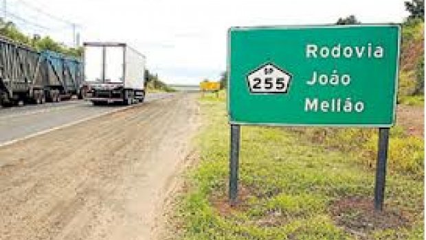 caminhonete atingiu um caminhão ao cruzar a Rodovia João Mellão