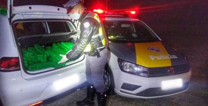 Polícia Rodoviária apreende mais de 400 tijolos de maconha em porta-malas de carro em Boituva