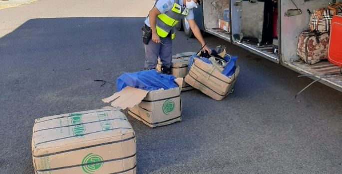 Mulher é presa ao ser flagrada com tijolos de maconha escondidos em caixas em Avaré