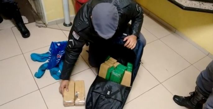 Passageiro e menor são flagrados com haxixe e maconha em ônibus na Castello Branco - Avaré