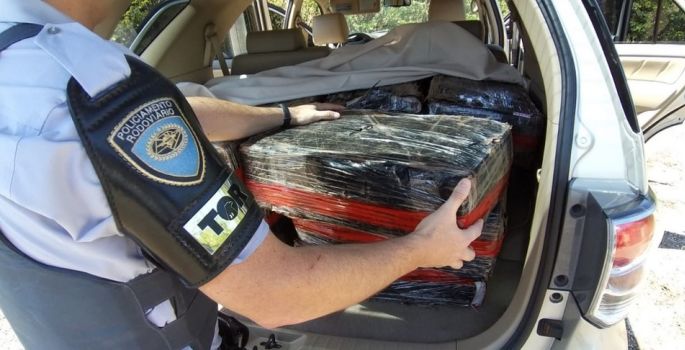 Polícia encontra cerca de 400 quilos de maconha dentro de carro