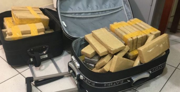 Passageiros são flagrados com 5 malas cheias de maconha em rodovia de Avaré