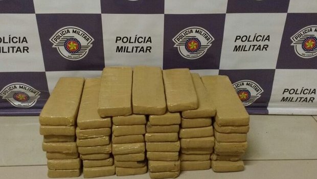 Polícia surpreende homem com 20 Kg de Maconha em ônibus