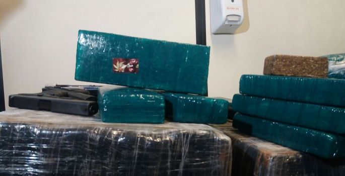Polícia apreende metralhadoras e carreta com tijolos de maconha em Pardinho