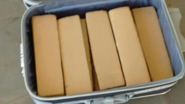 TOR flagra Adolescente com tabletes de maconha no interior de ônibus