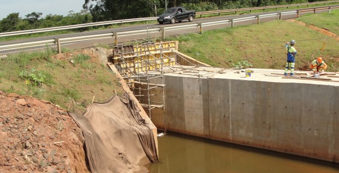 Córrego Lageado  foi “estrangulado” diz avareense, e há riscos de inundação