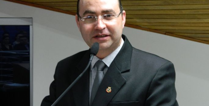 Flávio Zandoná questiona gastos com festas em Avaré