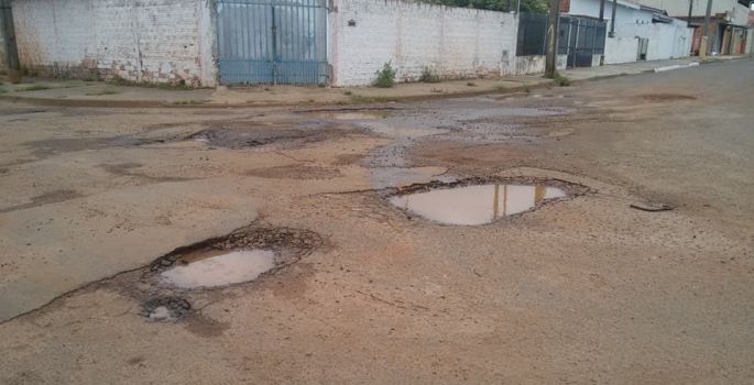 Moradores reclamam de buracos em bairros de Avaré