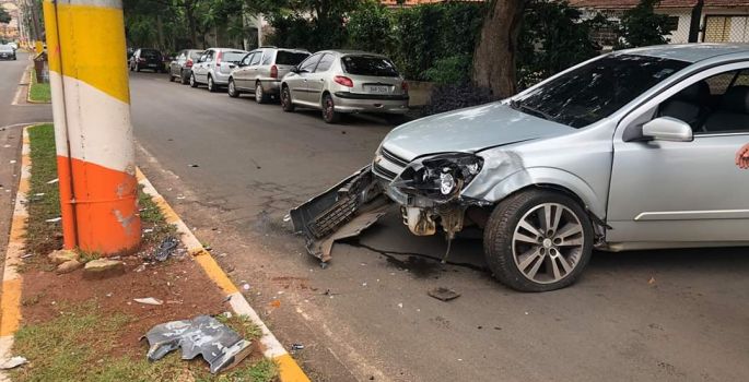 Carro colide com poste na Avenida Gilberto Filgueiras