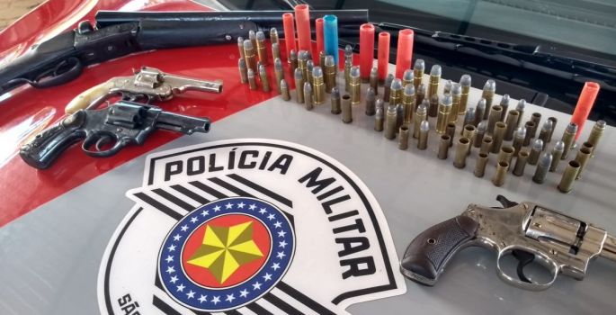 Polícia Militar apreende armas, munições e drogas durante operação em Botucatu
