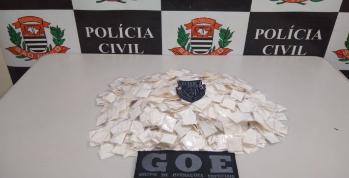 Passageira de ônibus com quase mil papelotes de cocaína é presa em Paranapanema