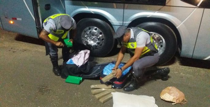 Homem é flagrado quando transportava drogas em Ônibus pela Castello Branco - Avaré