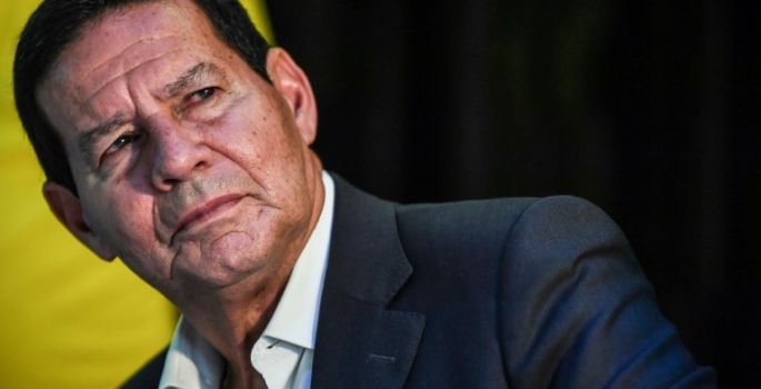Filho de Mourão vira assessor do presidente do Banco do Brasil e triplica salário