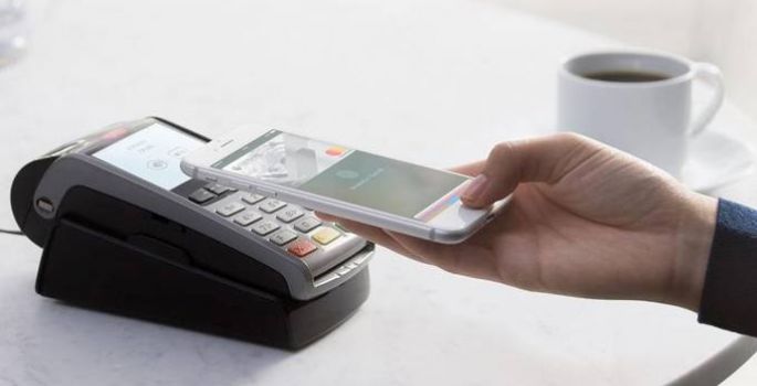 Pulseiras e adesivos substituem cartão de crédito na hora do pagamento
