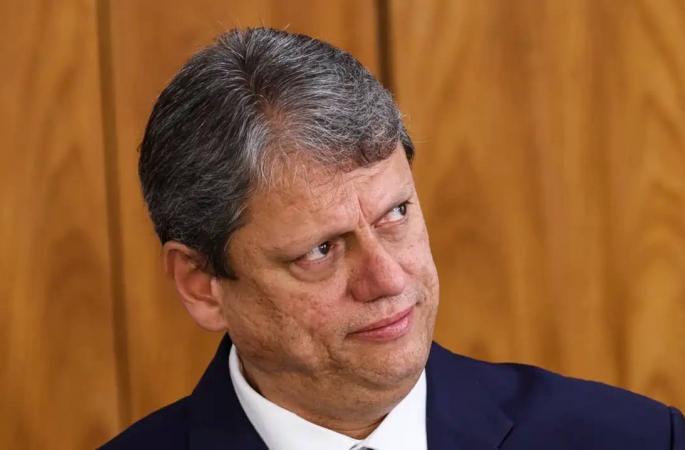 Tarcísio se irrita e veta Kassab como vice após fala sobre submissão à família Bolsonaro