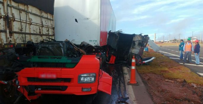 Motorista sai ileso após acidente arrancar cabine de caminhão na SP-255 – Avaré